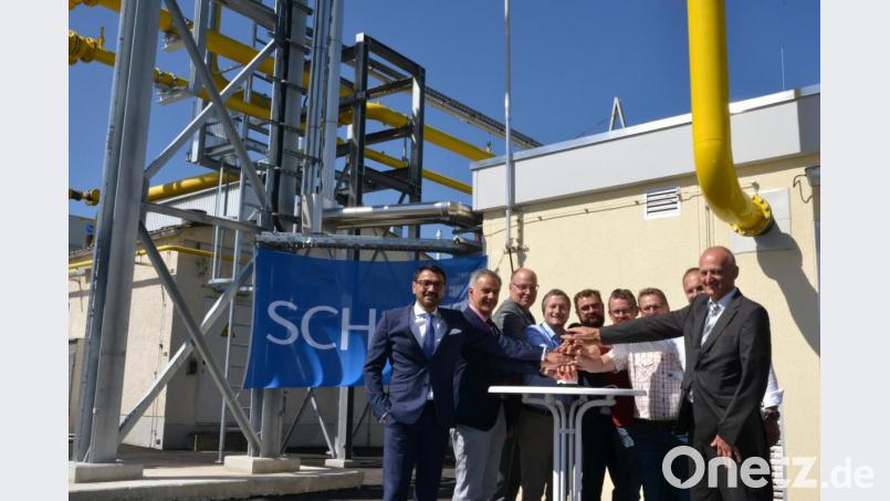 Die Firma Schott nahm mit seinen Partnern die neue Anlage offiziell in Betrieb. Dabei waren unter anderem Bürgermeister Roland Grillmeier, Standort-Leiter Stefan Rosner und Schott-Projektleiter Klaus Keilwerth (Zweiter bis Vierter von links). Bild: rti