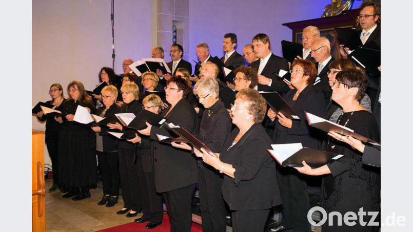 Der Kirchenchor St. Jakob bei einem Konzertauftritt in der Mitterteicher Pfarrkirche in der jüngeren Vergangenheit. Bildmontage: wmr