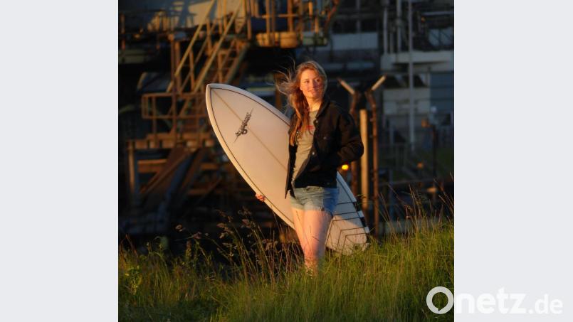 Susanne Schwarztrauber mit ihrem geliebten Surfbrett. Bild: Susanne Schwarztrauber
