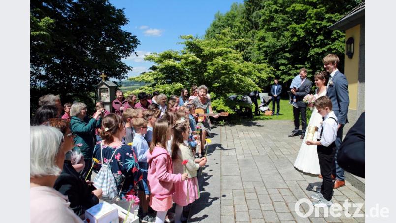 Zu den Gratulanten bei der Hochzeit von Alexandra und Thomas Hecht gehörten auch die Schulkinder aus Waldthurn. Bild: awo