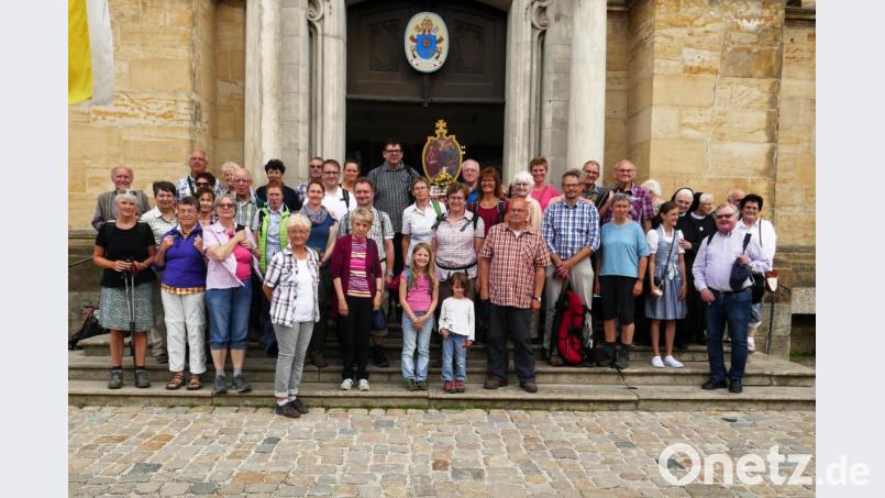 Die Wallfahrer aus der Pfarrei Sulzbach St. Marien vor der Dreifaltigkeitsbasilika in Gößweinstein. Bild: wbe