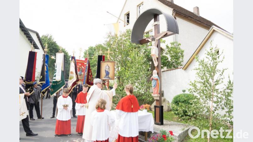 Am zweiten Altar wurde das von der Feuerwehr Woppenhof neu restaurierte Kreuz von Pfarrer Markus Ertl gesegnet. Bild: exb