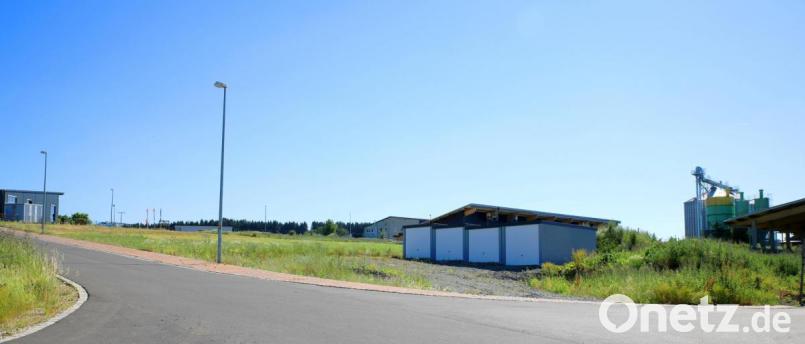 Auf diesen Grundstücken werden heuer noch zwei Betriebshallen errichtet. Unterhalb die der Firma Wenning, oberhalb die der Firma Frank. Bild: njn