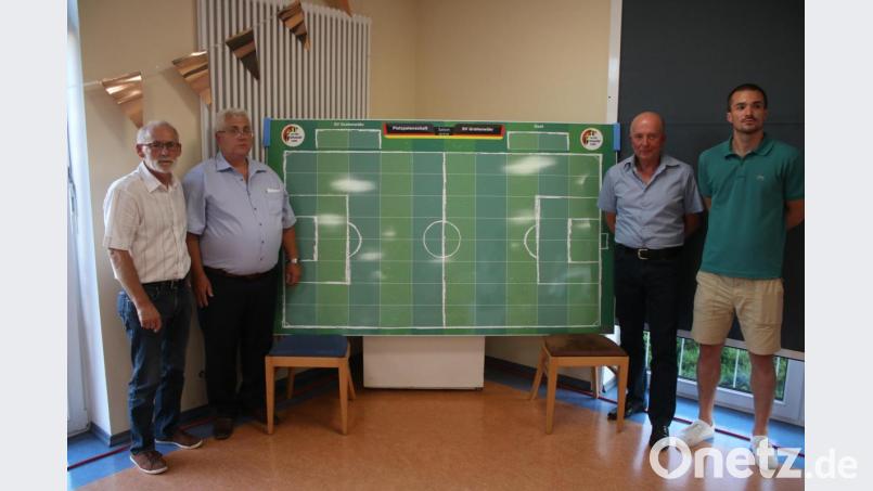 Der SV Grafenwöhr sucht Rasen-Paten. 84, um genau zu sein, denn so viele Parzellen stehen Gönnern des Vereins zur. Stellvertretender Vorsitzender Werner Wächter (von links), Fußball-Abteilungsleiter Johann Danninger, Vorsitzender Thomas Reiter und Spielführer Johannes Renner freuen sich auf viele Paten. Bild: sne