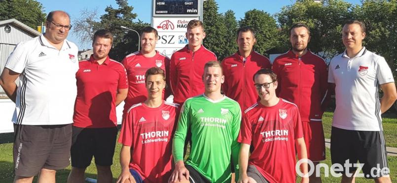 Neue Spieler sowie &quot;alte&quot; Spieler in neuer Funktion bei der SpVgg Pfreimd: Abteilungsleiter Stefan Mohaupt (hinten von links), Stefan Weinzierl, Bastian Lobinger, Hannes Wurmstein, Michael Lottner, Tobias Bernklau, stellvertretender Abteilungsleiter Richard Stich und Simon Amann (vorne von links), Michael Herrmann, Alexander Piehler. Bild: exb