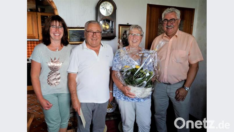 Bürgermeister Rupert Troppmann (rechts) gratuliert Hannelore und Herbert Schmid zum goldenen Ehejubiläum. Links Tochter Kristine. Bild: arw
