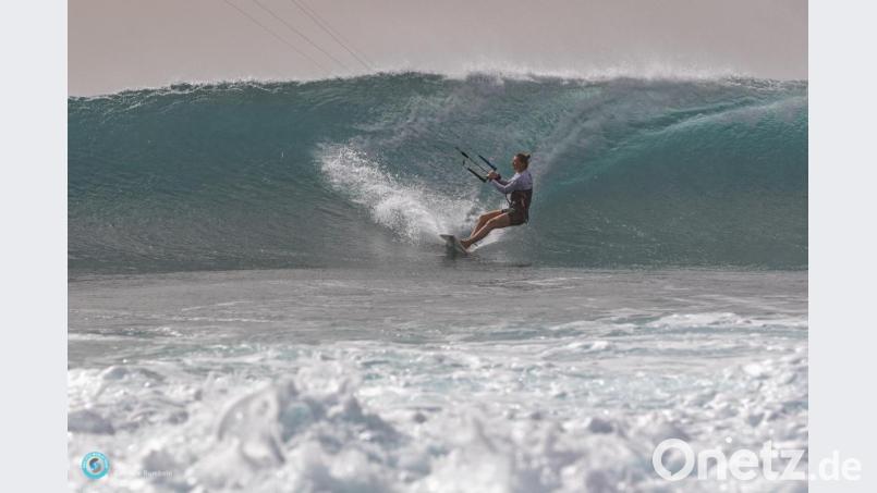 Susanne Schwarztrauber in der Welle bei ihrem Debüt auf den Kapverden. Bild: Gabriele Rumbolo