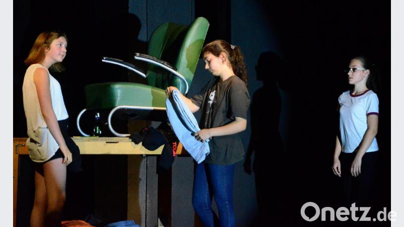 Anna ist unordentlich und wird von der Mutter (links) und der Schwester gerügt. Bild: Kunz