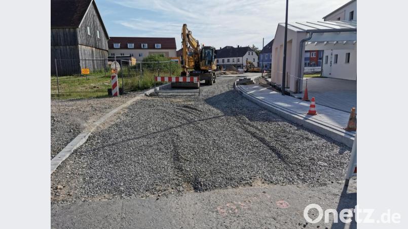 Mit den Aspaltierarbeiten in der Heubachgasse sind die Arbeiten abgeschlossen und gleichzeitig die Verbindung zum Tillyplatz fertig. Bild: gz