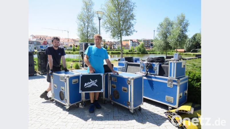 Unzählige Koffer, Kisten und Schachteln bergen Kilometer lange Kabelstränge undmodernste Laser-Technik für die gigantische Show am heutigen Abend. Bild: ubb