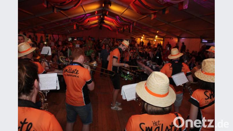Für mächtig Stimmung neben dem offiziellen Programm sorgen beim Neustadt-Treffen die jungen Musiker aus den Niederlanden. Bild: ui