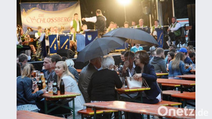 Auf dem Bürgerfest lichten sich vor dem Alten Rathaus immer früher die Reihen. Statt Blasmusik will die Stadt die Besucher künftig mit Italo-Pop in der Stadt halten. Bild: Gabi Schönberger