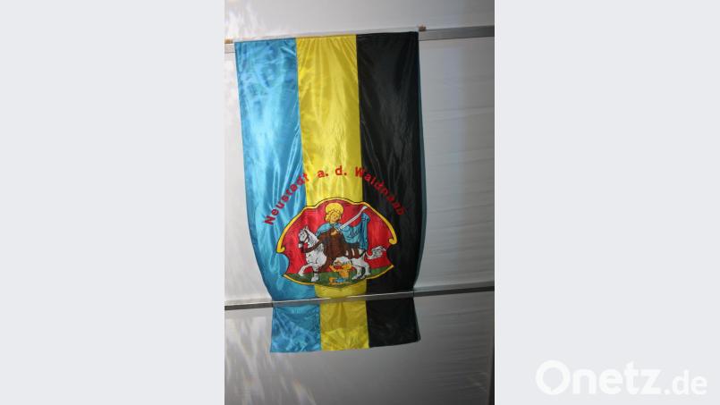 Die Fahne mit dem Wappen von Neustadt/WN im Festzelt in Bad Neustadt a. d. Saale. Bild: ui