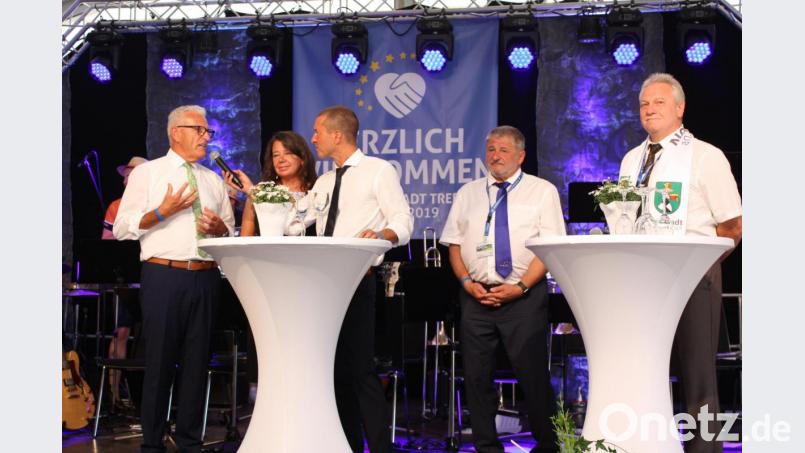Von links: Bürgermeister Bruno Altrichter, die Vorsitzende der Arbeitsgemeinschaft Neustadt in Europa, Petra Bieber, Moderator Jürgen Gläser vom Bayerischen Rundfunk, Bürgermeister Peter Mühle aus Neustadt in Sachsen und sein Amtskollege Klaus Meier aus Neustadt an der Aisch. Bild: ui