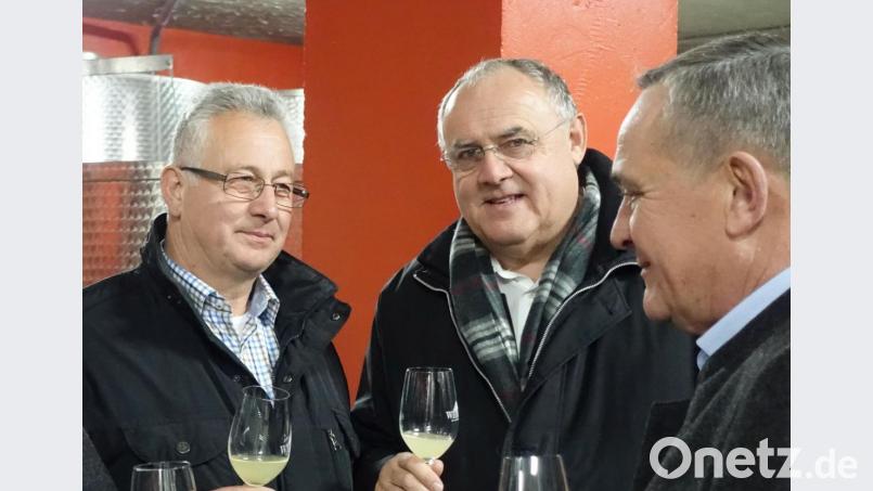 Bürgermeister Willi Schwartz ist seit 2013 Ehrenbürger der Stadt Weiden. Bürgermeister Lothar Höher und Oberbürgermeister Kurt Seggewiß (von links) werden bei einer Festsitzung im Herbst zu Ehrenbürgern von Weiden am See ernannt. Bild: Josef Wieder