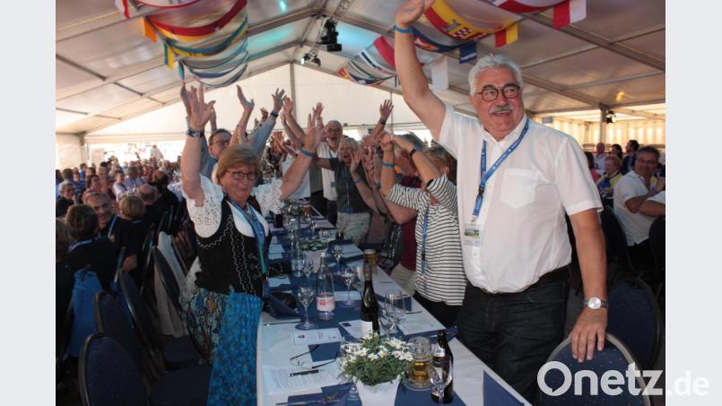 Bei der Begrüßung des Neustadt-Treffen in Bad Neustadt jubeln die Oberpfälzer, als sie aufgerufen werden den anderen Gästen zu. Bild: ui
