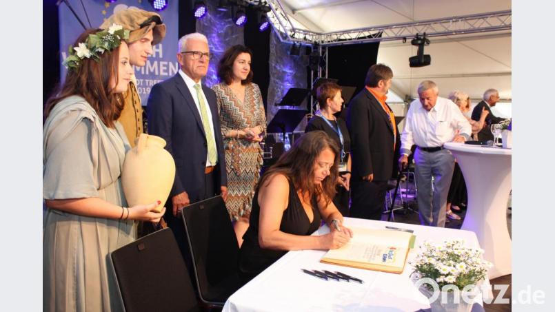 Die Vorsitzende der Arbeitsgemeinschaft Neustadt in Europa, Petra Bieber trägt sich beim 41. Treffen in das Goldene Buch ihrer Heimatstadt Bad Neustadt an der Saale ein. Bild: ui