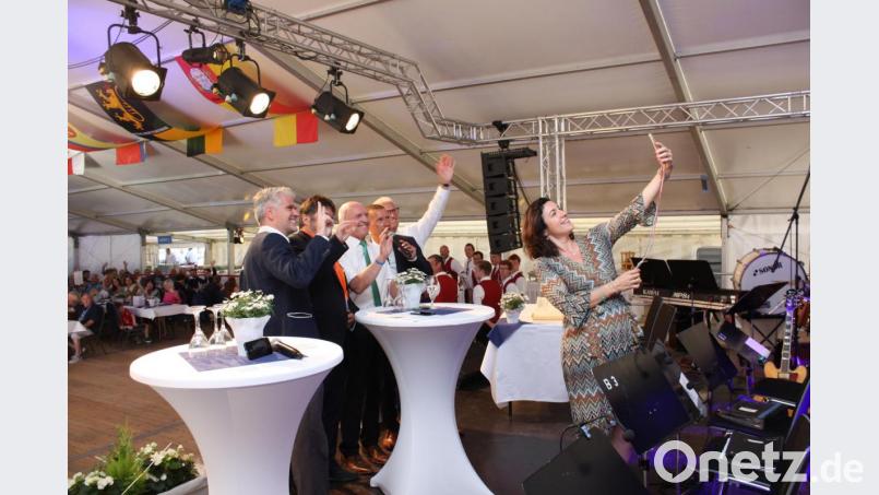Ministerin und Schirmherrin Dorothee Bär macht ein Selfie beim Auftakt des Neustadt-Treffen in Bad Neustadt an der Saale Bild: ui
