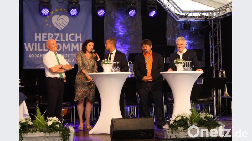 Der Landrat des Landkreises Rhön-Grabfeld Thomas Habermann (von links), Schirmherrin Dorothee Bär, Staatsministerin für Digitalisierung, Moderator Jürgen Gläser vom Bayerischen Rundfunk, Landtagsabgeordneter Gerald Pittner und sein Landtagskollege Steffen Vogel beim Neustadt-Treffen in Bad Neustadt an der Saale. Bild: ui