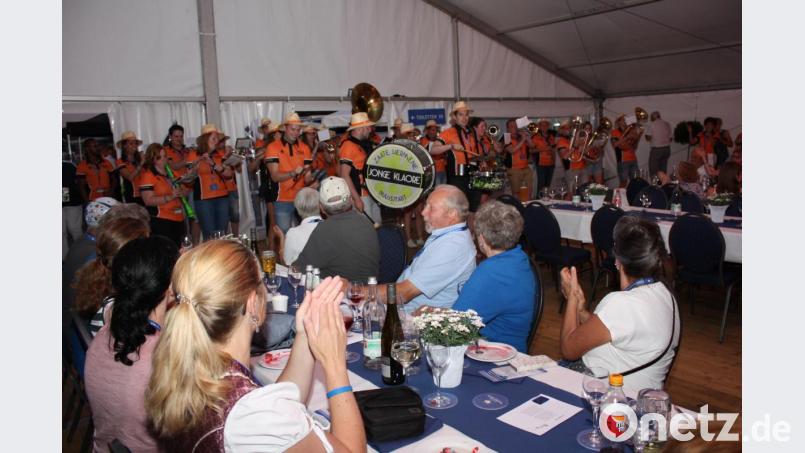 Für mächtig Stimmung neben dem offiziellen Programm sorgen beim Neustadt-Treffen die jungen Musiker aus den Niederlanden. Bild: ui