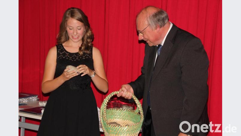 Schulleiter Georg Hecht im Experiment mit der Abiturienten Lisa Rath zum künftigen Lebensweg. Bild: kro