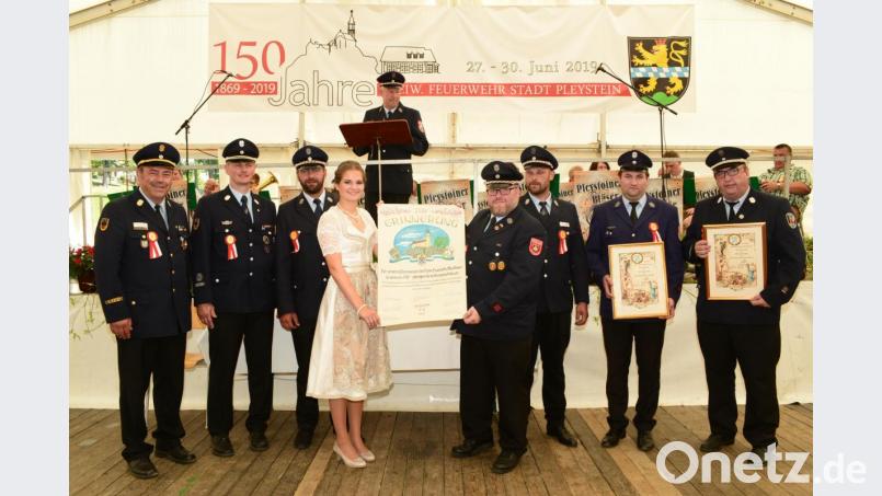 Die Patenwehr Waidhaus erhält von Festbraut Julia Beugler eine große Erinnerungsurkunde für Wehren mit einer Ehrenpatenschaft gab es Dankurkunden. Bild: bey