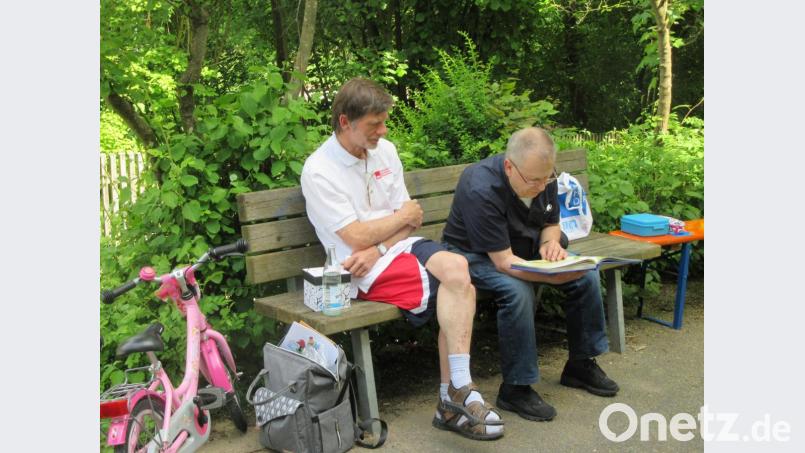 Von links Fraktionsvorsitzender Gerhard Dotzler, sowie Ernst Rupprecht beim vorlesen einer Geschichte. Bild: koa