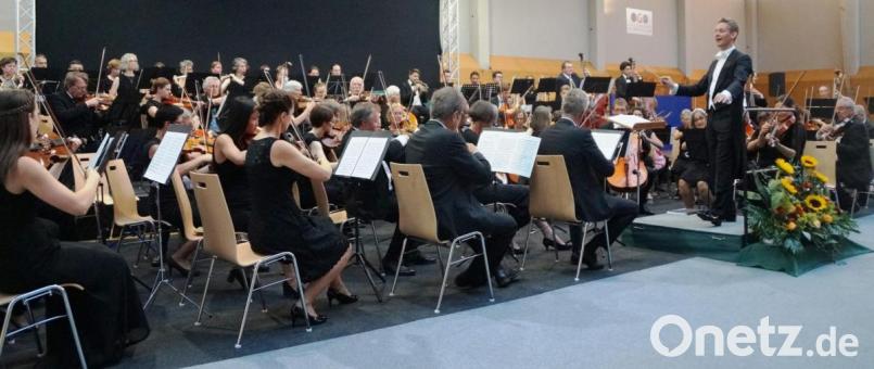 Das fast 90-köpfige Sinfonieorchester begeisterte unter der souveränen Leitung von Michel Falk das Publikum in der Dreifachturnhalle des Gymnasiums. Bild: weu