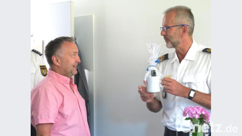 Walter Bruckner (links) freute sich über das Abschiedsgeschenk des Polizeivizepräsidenten Thomas Schöniger (rechts). Bild: Hirsch