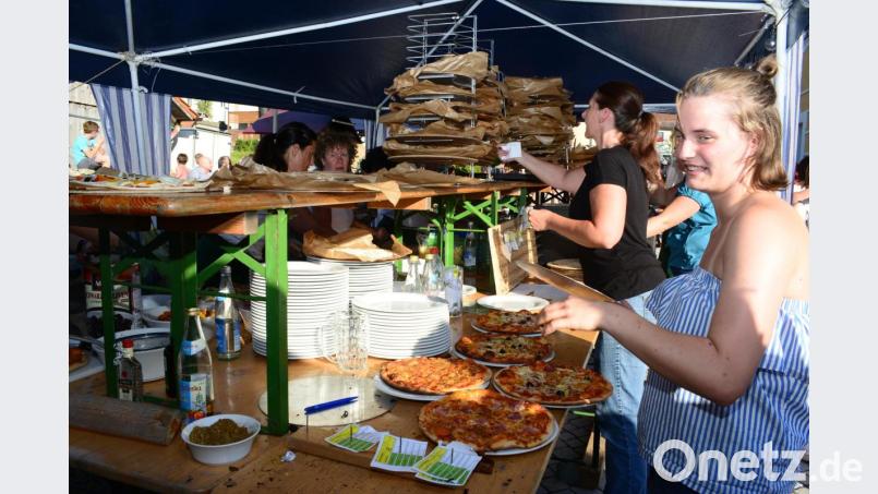 Dank der geordneten Bestellung durch die farbigen Zettel mit dem Hinweis auf den Platz des Gastes funktioniert der Service ausgezeichnet. Bild: bey