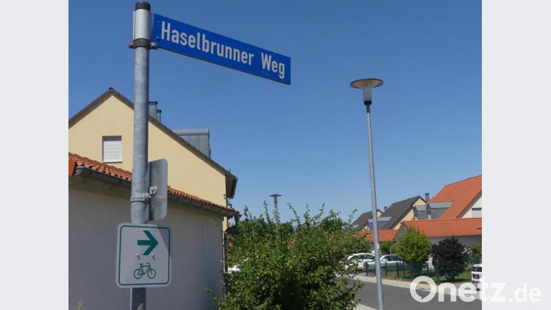 Ob den US-Familien, die in diesem Straßenzug der Flur Oberes Gstein wohnen, die Änderung von Weg in Straße auffällt? Bild: rn