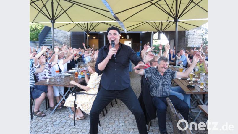 Sänger und Entertainer Marc O. Vincent aus Nürnberg ist eine Stimmungskanone. Beim Open Air auf der Burg Falkenberg mischte er sein Publikum gehörig auf. Bild: ubb