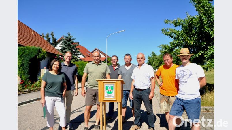 Bürgermeister Max Völkl (Dritter von links) unterzeichnet mit den Anwohnern der Bürgermeister-Robl-Straße eine Vereinbarung zur Pflege der kommunalen Grünflächen ihrer Straße. Bild: es