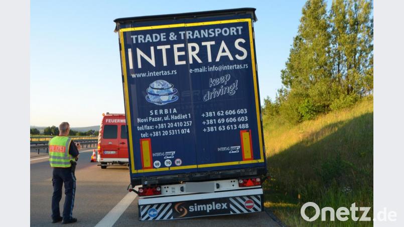 Bei diesem serbischen LKW war die Fahrt wegen kaputter Reifen nicht mehr möglich. Der Unfallfahrer hatte auch ihn ins Unfallgeschehen mit einbezogen. Bild: dob