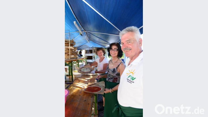 Dieses Dreierteam belegt die Teigscheiben entsprechend den Bestellungen. Bild: bey