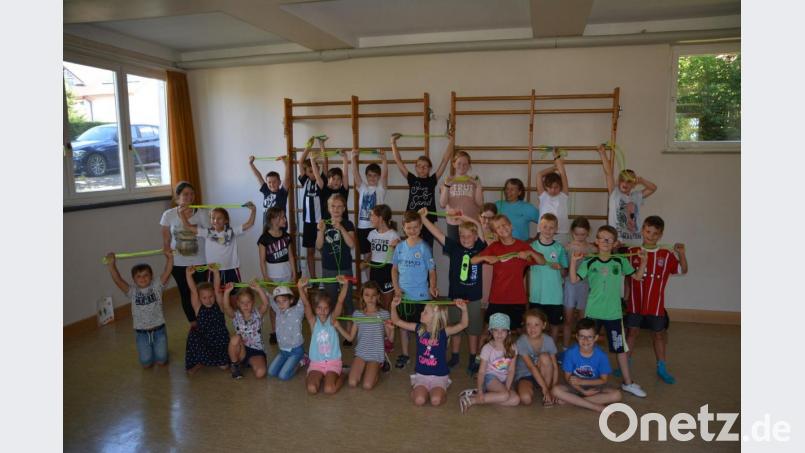 Die Schülerinnen und Schüler der Kombi-Klasse 3 / 4 waren mit Begeisterung beim Seilspringprojekt der Deutschen Herzstiftung dabei. Mittlere Reihe, links, Klassenlehrerin Amelie Schaller und hintere Reihe, 3. von rechts die Referentin Beate Schwender. Bild: fdl