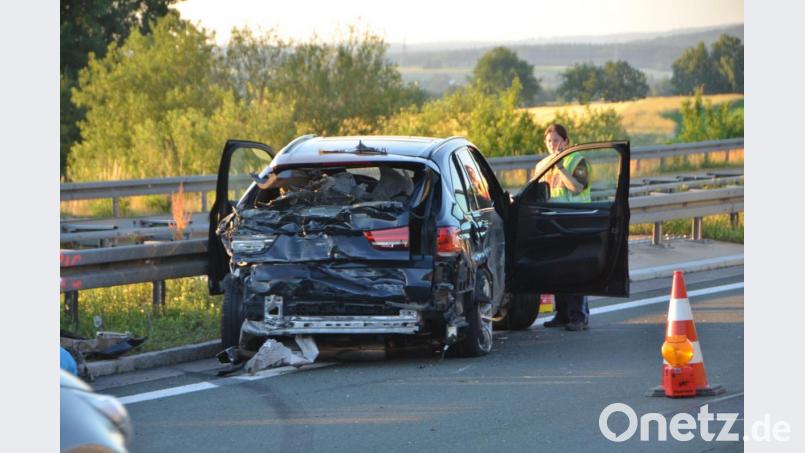 Der Unfallfahrer brachte sich und andere Verkehrsteilnehmer in höchste Lebensgefahr. Das Wrack blieb total demoliert liegen. Bild: dob