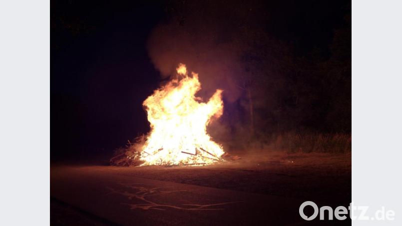 Das lodernde Johannisfeuer der DJK ist weit zu sehen. Bild: sl