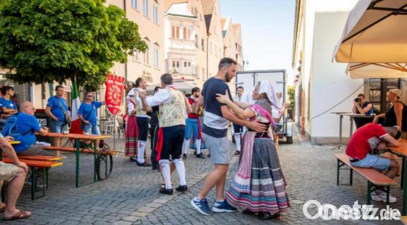Musik im Blut. Die Gruppe &quot;Li Pistacoppi&quot; aus Macerata nimmt jeden mit. Bild: pml