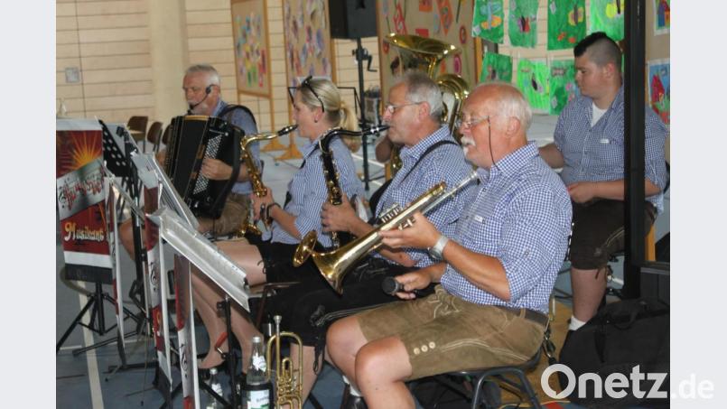 Die Burgsteig-Musikanten liefern die richtige Begleitmusik. Bild: wrt