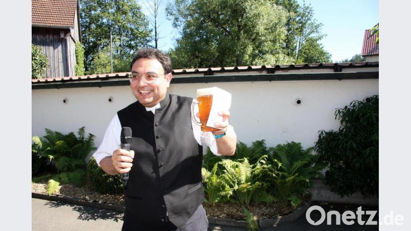 Den Krug - gefüllt mit Zoiglbier - hatte ihm jemand in die Hand gedrückt. &quot;Trinken wir erst einmal Prost&quot;, bedankte sich der Neupriester dafür. Bild: wro