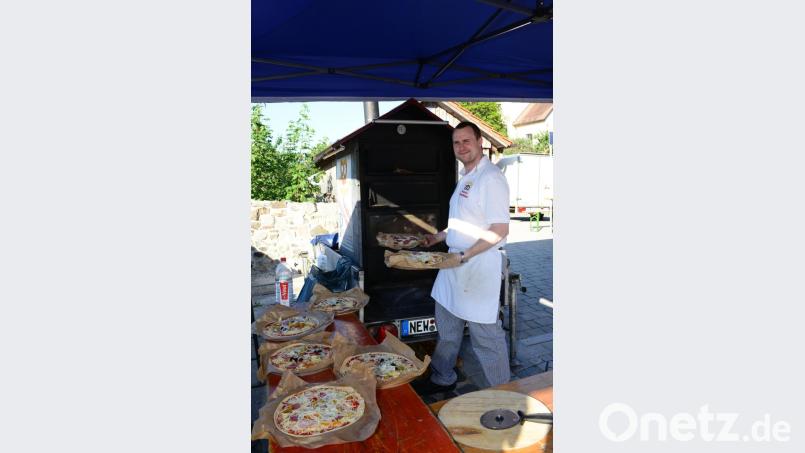 Fast im Akkord werden die Teigscheiben belegt und in den Ofen geschoben. Bild: bey