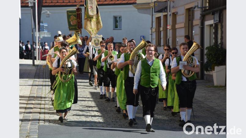 Die Stiftländer Jugend-und Blaskapelle Waldsassen führte den Festzug an. Bild: jr