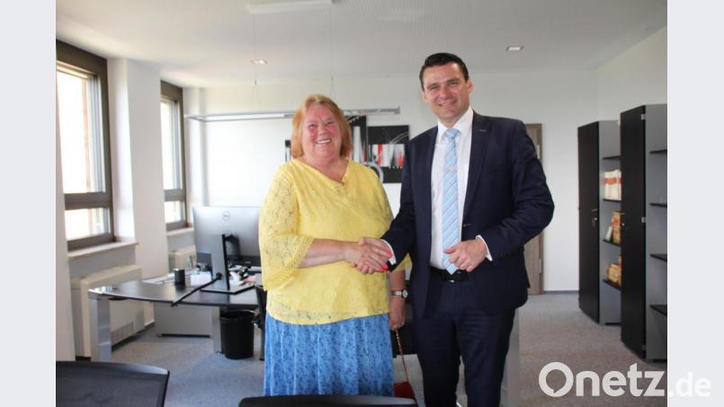 Durch das Zusammentreffen und Kennenlernen von Landrat Thomas Ebeling ist für die US-Bürgerin Karin Mazur ein großer Wunsch in Erfüllung gegangen. Bild: frd