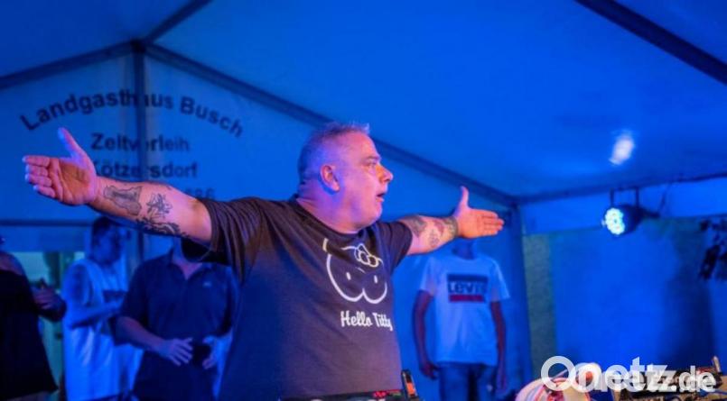 &quot;The FUNtastik 8&quot;. Die DJs am Weiden-am-See-Platz heizen den Tanzwilligen ordentlich ein. Bild: pml