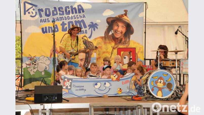 Die Bordwand eines kleinen Bootes, dahinter die Kinder und fertig ist der Eindruck, dass hier eine Runde mit dem Boot gefahren wird. &quot;Rodscha aus Kambodscha&quot; und &quot;Tom Palme&quot; finden spielerisch und mit Liedern den Kontakt zu Kindern. Bild: bey