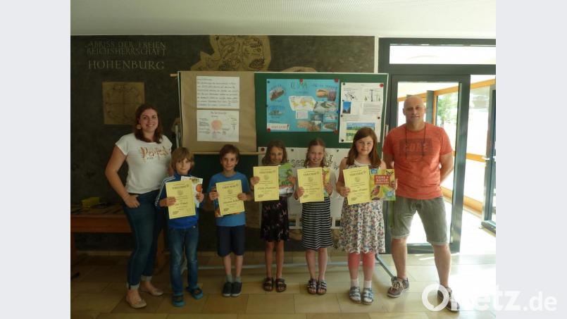 Klassenleiterin Carolin Fink und Energiebeauftragter Hubert Harrer mit den ausgezeichneten Schülern. Bild: hah