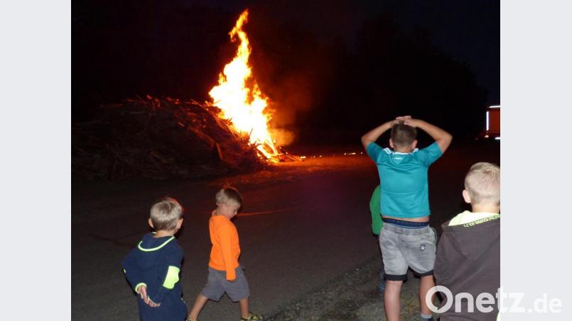 Das lodernde Johannisfeuer der DJK ist weit zu sehen.. Bild: sl