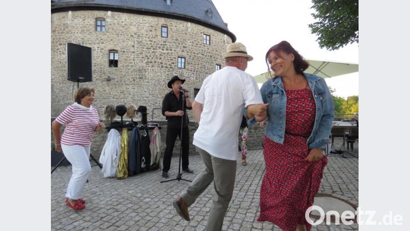 Albert Üblacker wagte manches Tänzchen mit den schönen Frauen. Bild: ubb