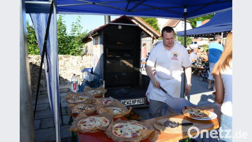 Auf der linken Seite der Ablage finden sich die belegten Pizzen, fertig zum Einschieben in den Ofen. Mit der großen Schaufel werden die fertigen Exemplare für den Service (rechts) auf die Teller gelegt. Bild: bey